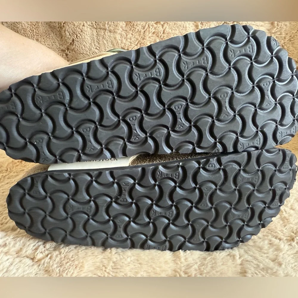 Birkenstock Gizeh Big Buckle Almond Sandals. Worn Once! - Picture 6 of 8